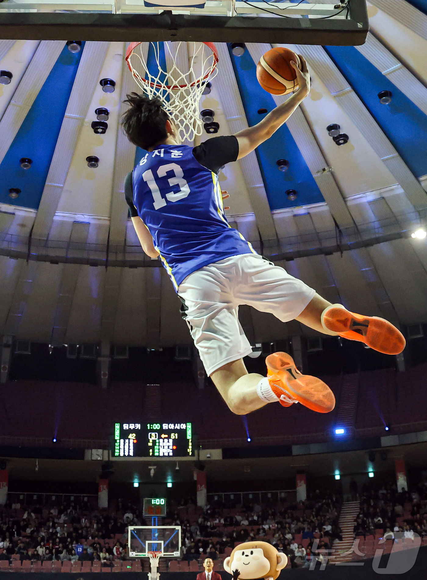(서울=뉴스1) 김진환 기자 = 17일 오후 서울 송파구 잠실실내체육관에서 열린 2025-2026 LG전자 프로농구 올스타전 전야제 덩크 콘테스트에서 고양 소노 강지훈이 호쾌한 덩 …
