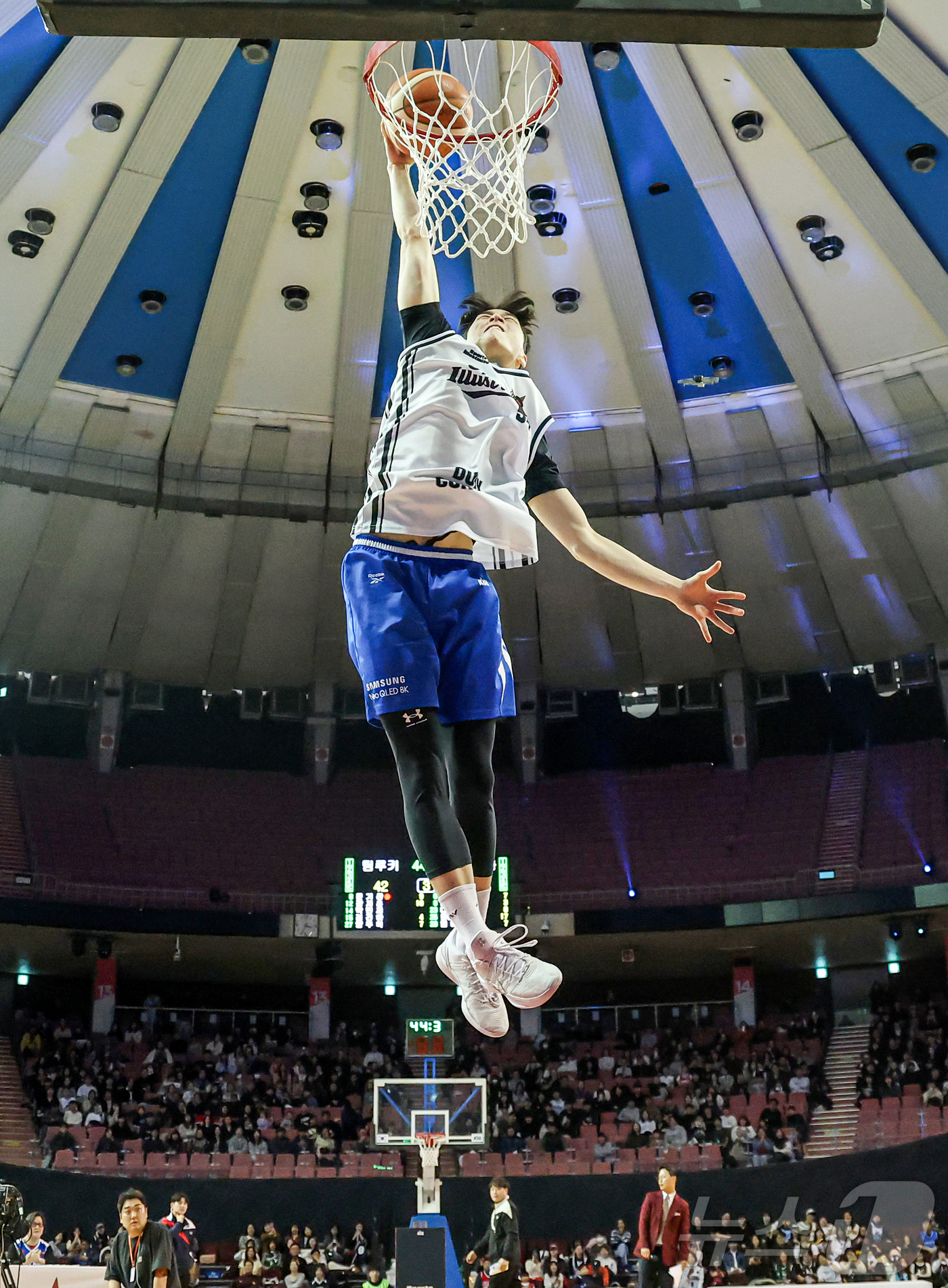 (서울=뉴스1) 김진환 기자 = 17일 오후 서울 송파구 잠실실내체육관에서 열린 2025-2026 LG전자 프로농구 올스타전 전야제 덩크 콘테스트에서 서울 삼성 조준희가 호쾌한 덩 …