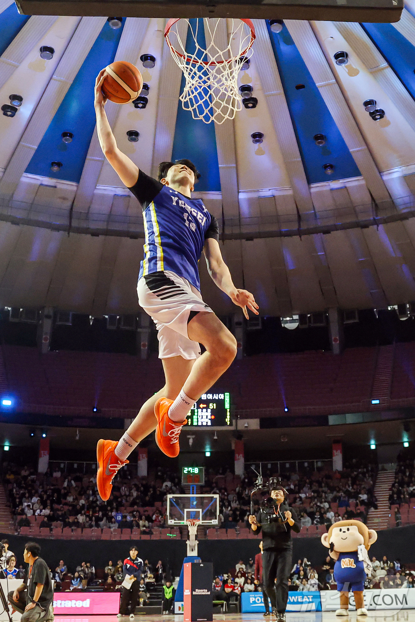 (서울=뉴스1) 김진환 기자 = 17일 오후 서울 송파구 잠실실내체육관에서 열린 2025-2026 LG전자 프로농구 올스타전 전야제 덩크 콘테스트에서 고양 소노 강지훈이 호쾌한 덩 …