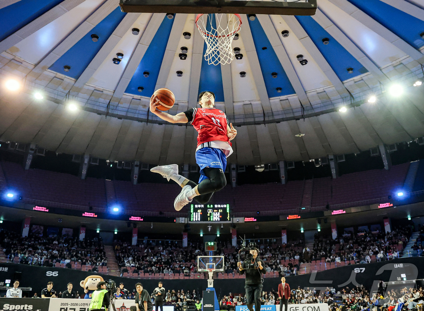 (서울=뉴스1) 김진환 기자 = 17일 오후 서울 송파구 잠실실내체육관에서 열린 2025-2026 LG전자 프로농구 올스타전 전야제 덩크 콘테스트에서 서울 삼성 조준희가 호쾌한 덩 …