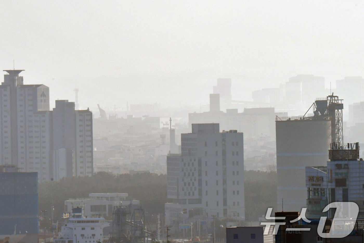 (포항=뉴스1) 최창호 기자 = 17일 경북 포항시 전역이 희뿌연 초미세먼지에 덮여있다.이날 포항지역 초미세먼지 농도는  43㎍/m³으로 나쁨을 수준이다. 2026.1.17/뉴스1 …