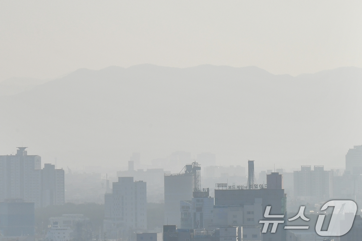 (포항=뉴스1) 최창호 기자 = 17일 경북 포항시 전역이 희뿌연 초미세먼지에 덮여있다.이날 포항지역 초미세먼지 농도는  43㎍/m³으로 나쁨을 수준이다. 2026.1.17/뉴스1 …