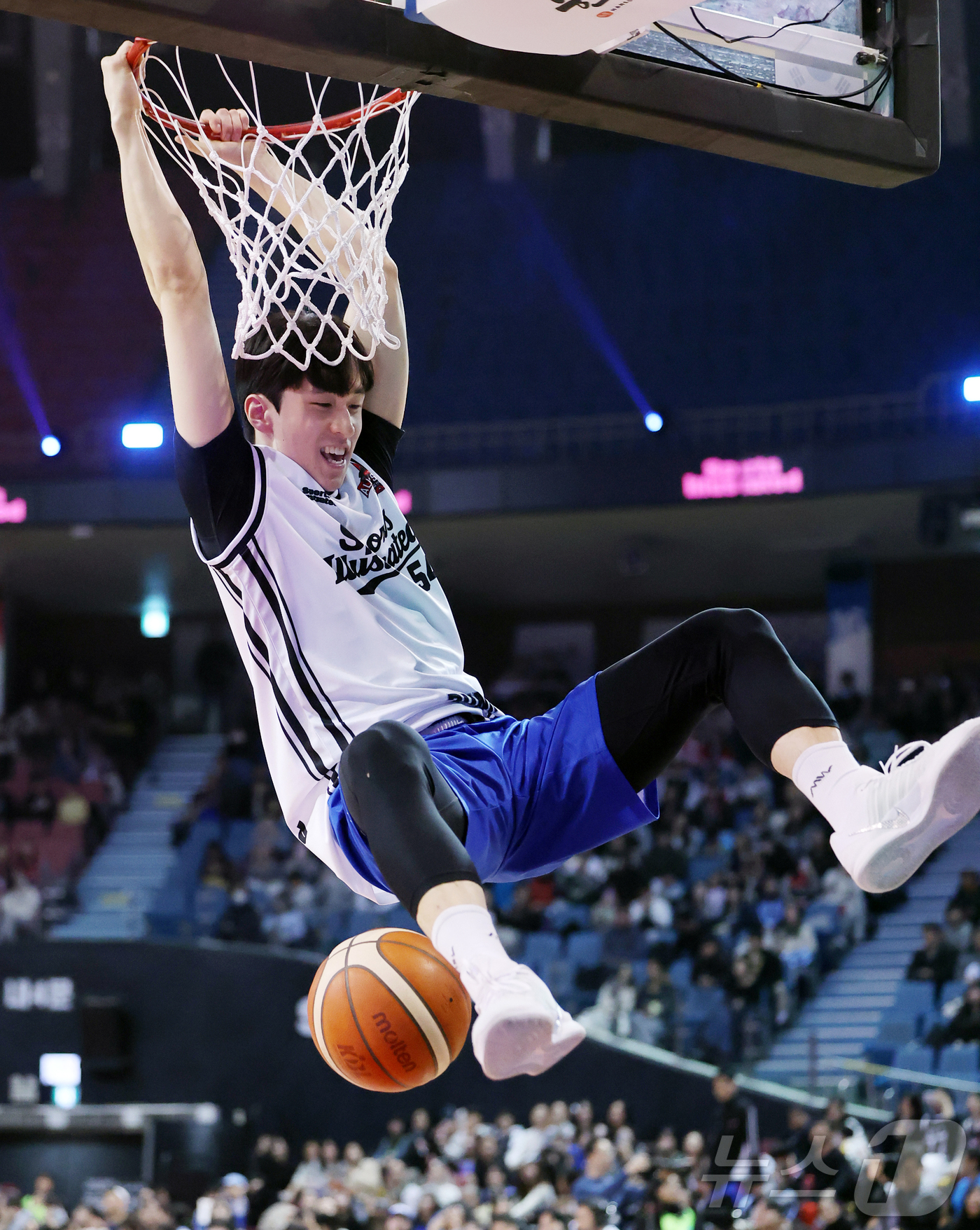 (서울=뉴스1) 김진환 기자 = 17일 오후 서울 송파구 잠실실내체육관에서 열린 2025-2026 LG전자 프로농구 올스타전 전야제 덩크 콘테스트에서 서울 삼성 조준희가 호쾌한 덩 …