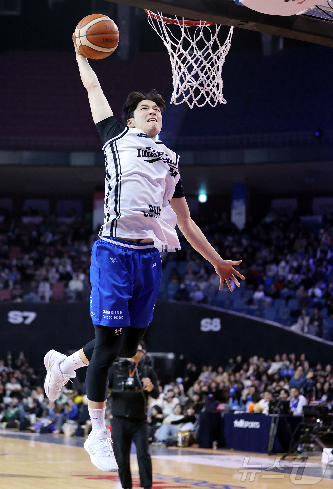 (서울=뉴스1) 김진환 기자 = 17일 오후 서울 송파구 잠실실내체육관에서 열린 2025-2026 LG전자 프로농구 올스타전 전야제 덩크 콘테스트에서 서울 삼성 조준희가 호쾌한 덩 …