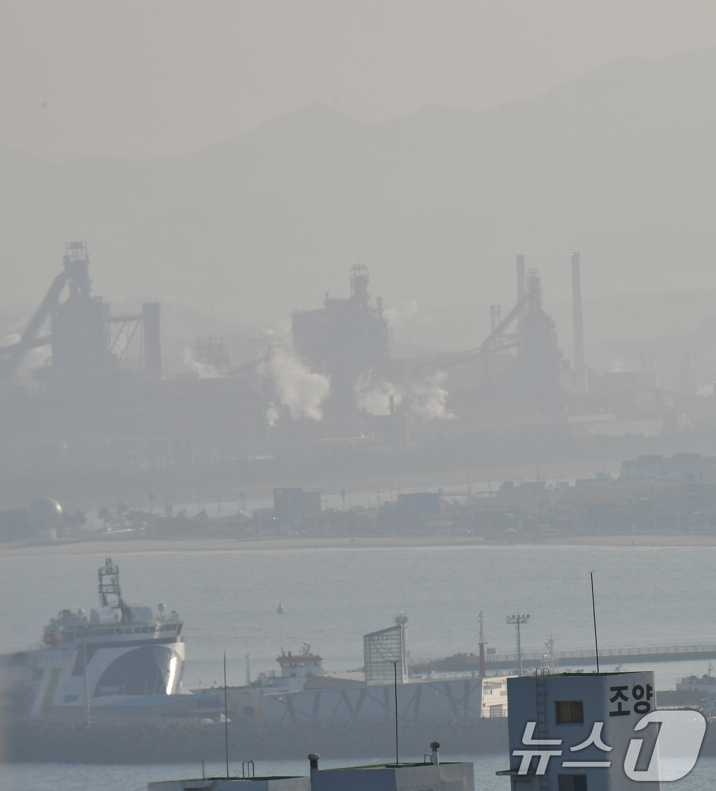 (포항=뉴스1) 최창호 기자 = 17일 한국지질자원연구원 물리탐사연구선 탐해 3호 전용 항구인 경북 포항시 북구 항구동 주변이 초미세먼지로 가득하다.이날 포항지역 초미세먼지 농도는 …