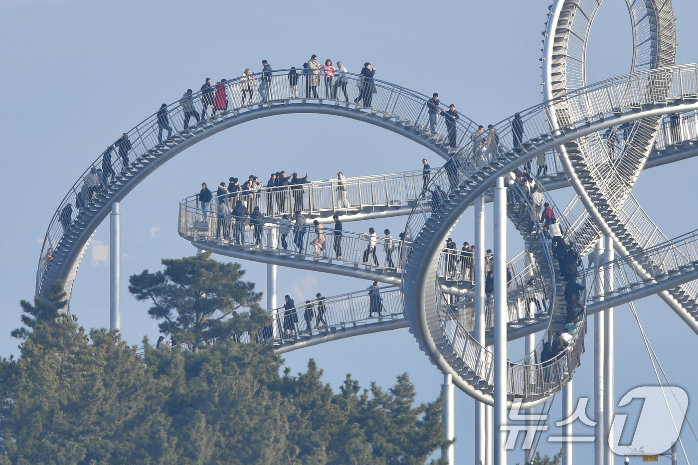 (포항=뉴스1) 최창호 기자 = 17일 경북 포항시 북구 환여동 해맞이공원에 있는 스페이스 워크 주변이 희뿌연 초미세먼지에 덮여있다.이날 포항지역 초미세먼지 농도는  43㎍/m³으 …