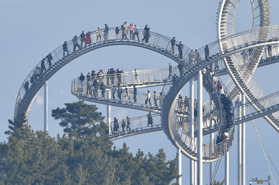 포항 스페이스 워크에 오른 관광객들
