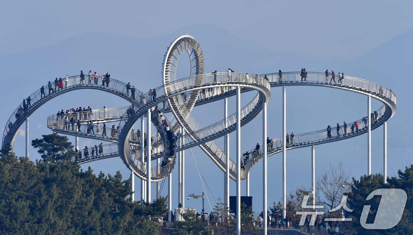 (포항=뉴스1) 최창호 기자 = 17일 경북 포항시 북구 환여동 해맞이공원에 있는 스페이스 워크 주변이 희뿌연 초미세먼지에 덮여있다.이날 포항지역 초미세먼지 농도는  43㎍/m³으 …