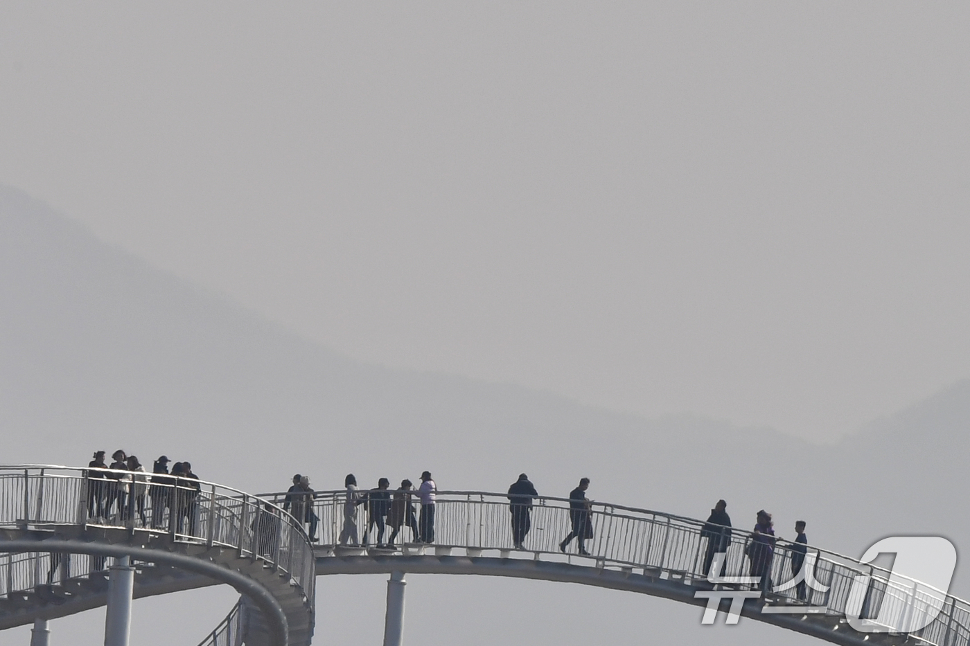 (포항=뉴스1) 최창호 기자 = 17일 경북 포항시 북구 환여동 해맞이공원에 있는 스페이스 워크 주변이 희뿌연 초미세먼지에 덮여있다.이날 포항지역 초미세먼지 농도는  43㎍/m³으 …