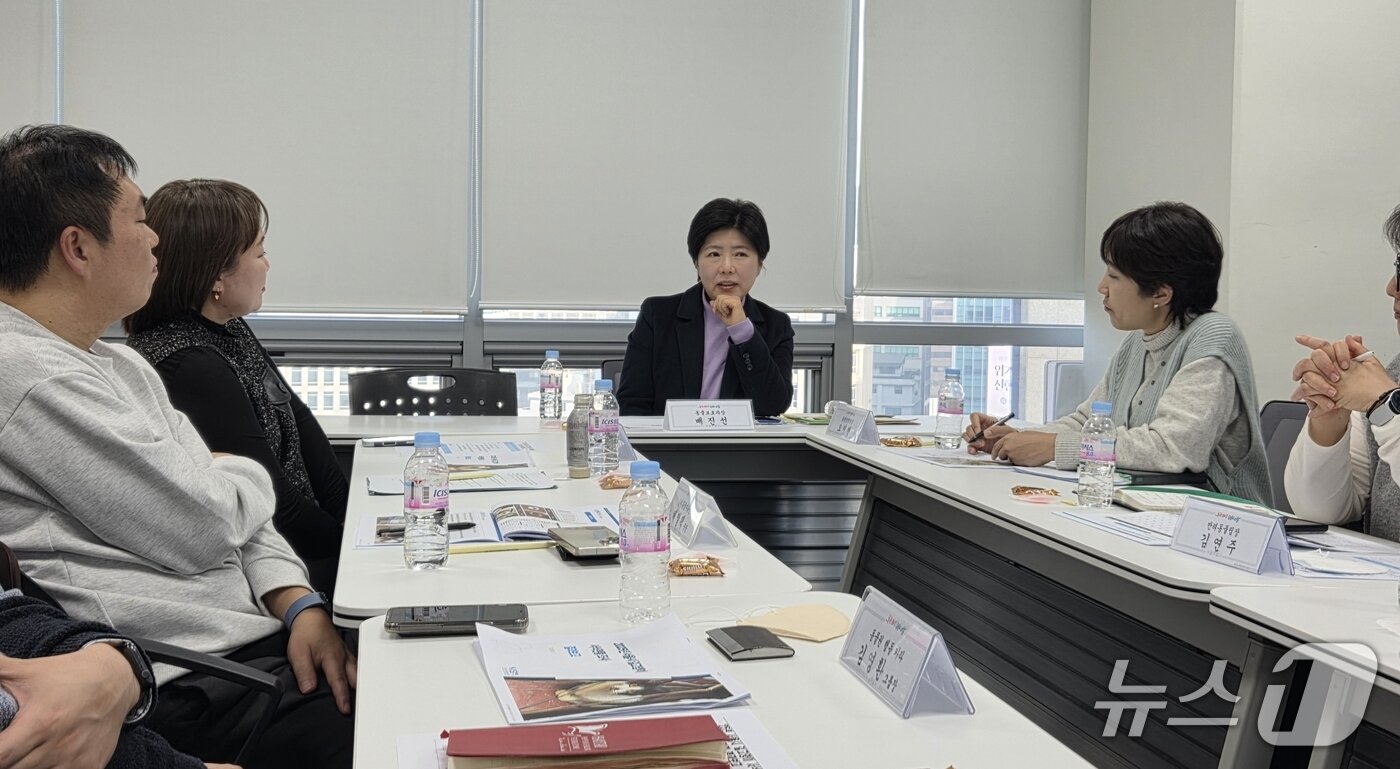 본문 이미지 - 배진선 서울시 동물보호과장(오른쪽에서 두 번째)이 2025 서울시 길고양이 서식현황 모니터링 결과보고에서 참석자들과 향후 길고양이 관련 정책에 대해 논의하고 있다. ⓒ 뉴스1 한송아 기자