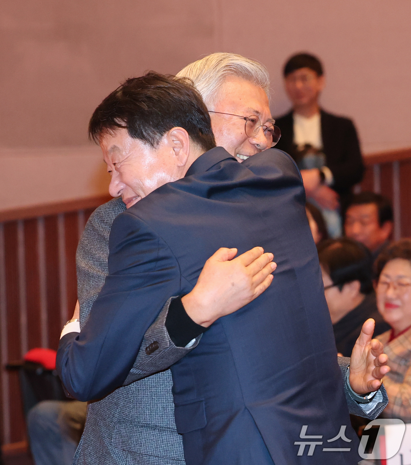 (대전=뉴스1) 김기태 기자 = 문재인 전 대통령이 17일 대전 서구 배재대에서 열린 김한수 전 배재대 부총장 출판기념회에 참석해 김 전 부총장과 포옹하고 있다.  2026.1.1 …