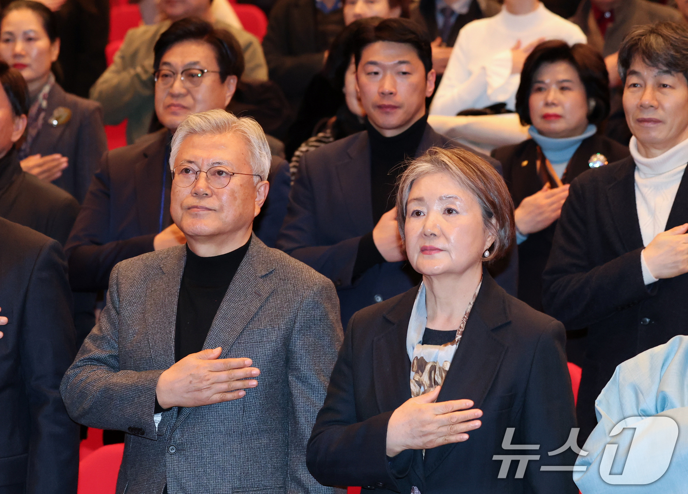 (대전=뉴스1) 김기태 기자 = 문재인 전 대통령과 김정숙 여사가 17일 대전 서구 배재대에서 열린 김한수 전 배재대 부총장 출판기념회에 참석해 국기에 대한 경례를 하고 있다. …