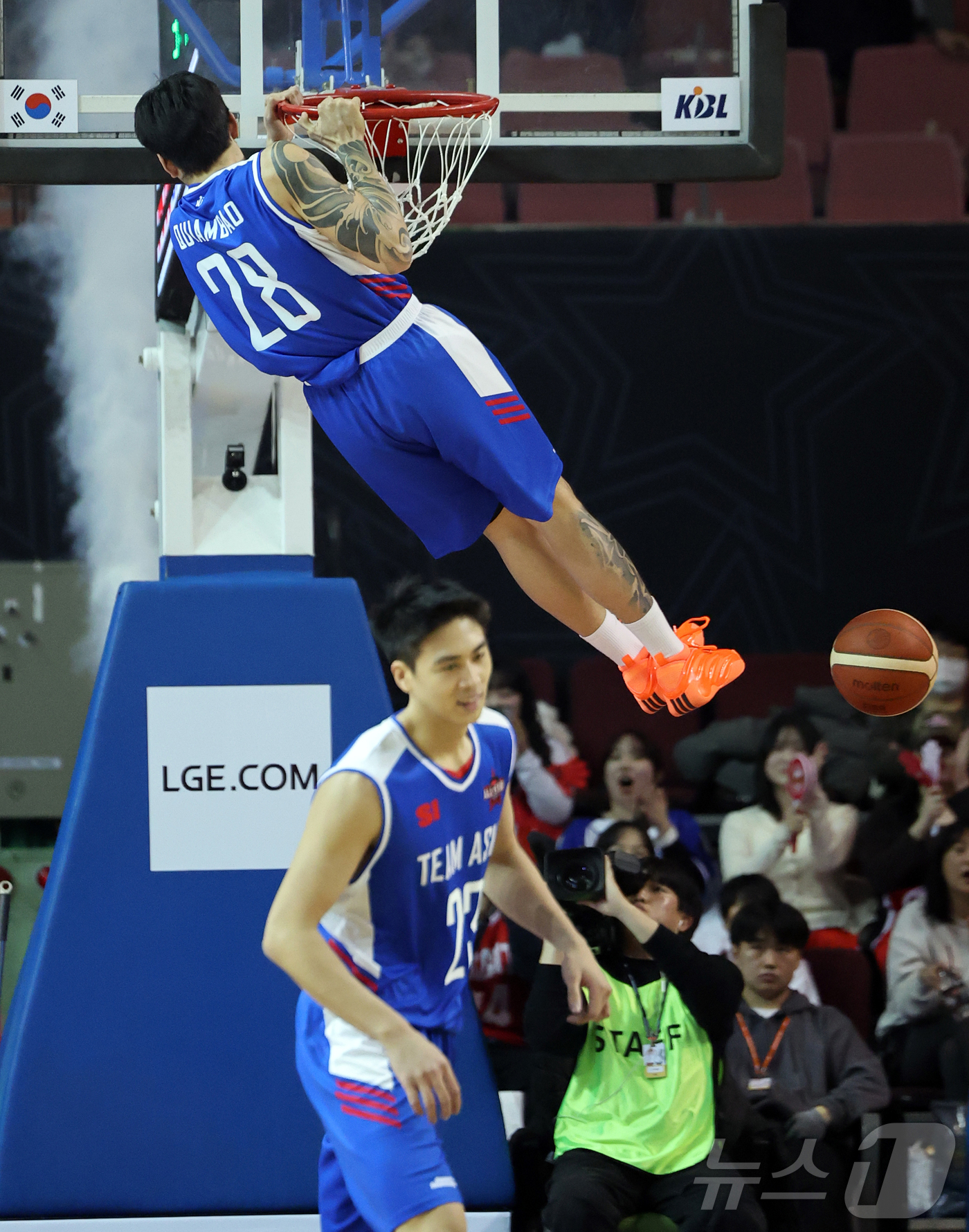 (서울=뉴스1) 김진환 기자 = 17일 오후 서울 송파구 잠실실내체육관에서 열린 2025-2026 LG전자 프로농구 올스타전 전야제 팀 아시아와 팀 루키의 경기, 팀 아시아 켐바오 …