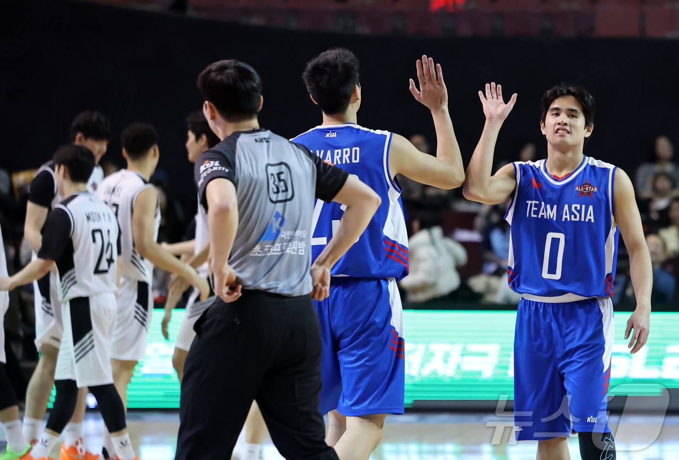 (서울=뉴스1) 김진환 기자 = 17일 오후 서울 송파구 잠실실내체육관에서 열린 2025-2026 LG전자 프로농구 올스타전 전야제 팀 아시아와 팀 루키의 경기, 팀 아시아 벨란겔 …