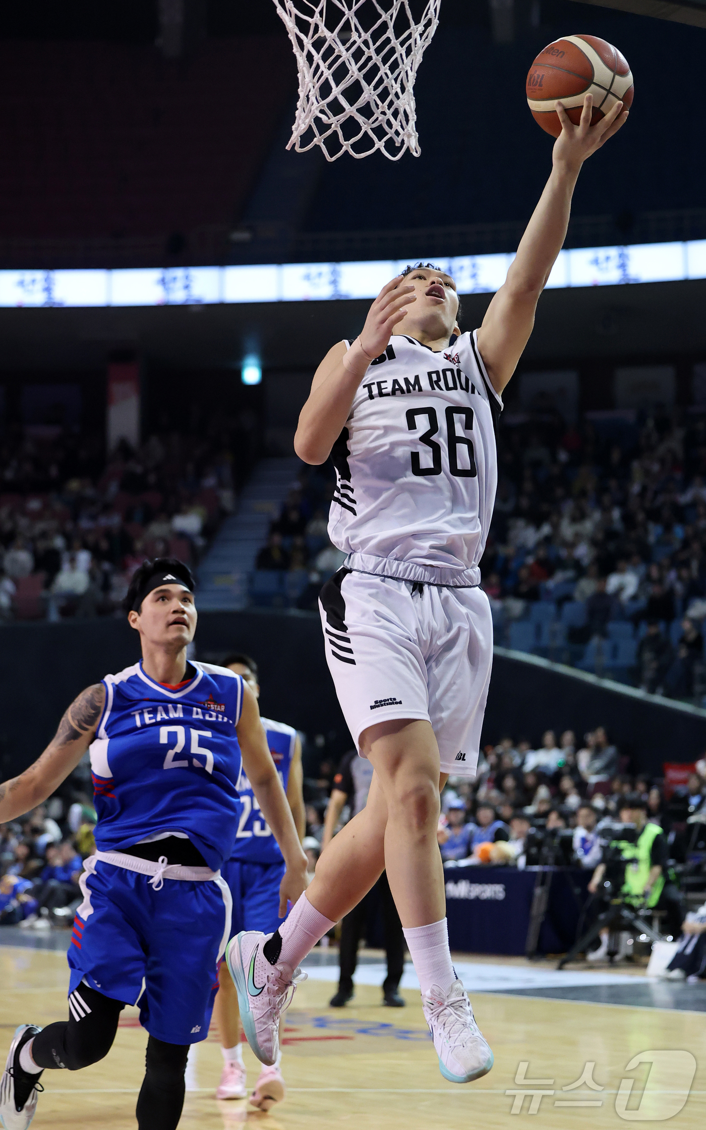 (서울=뉴스1) 김진환 기자 = 17일 오후 서울 송파구 잠실실내체육관에서 열린 2025-2026 LG전자 프로농구 올스타전 전야제 팀 아시아와 팀 루키의 경기, 팀 루키 에디 다 …