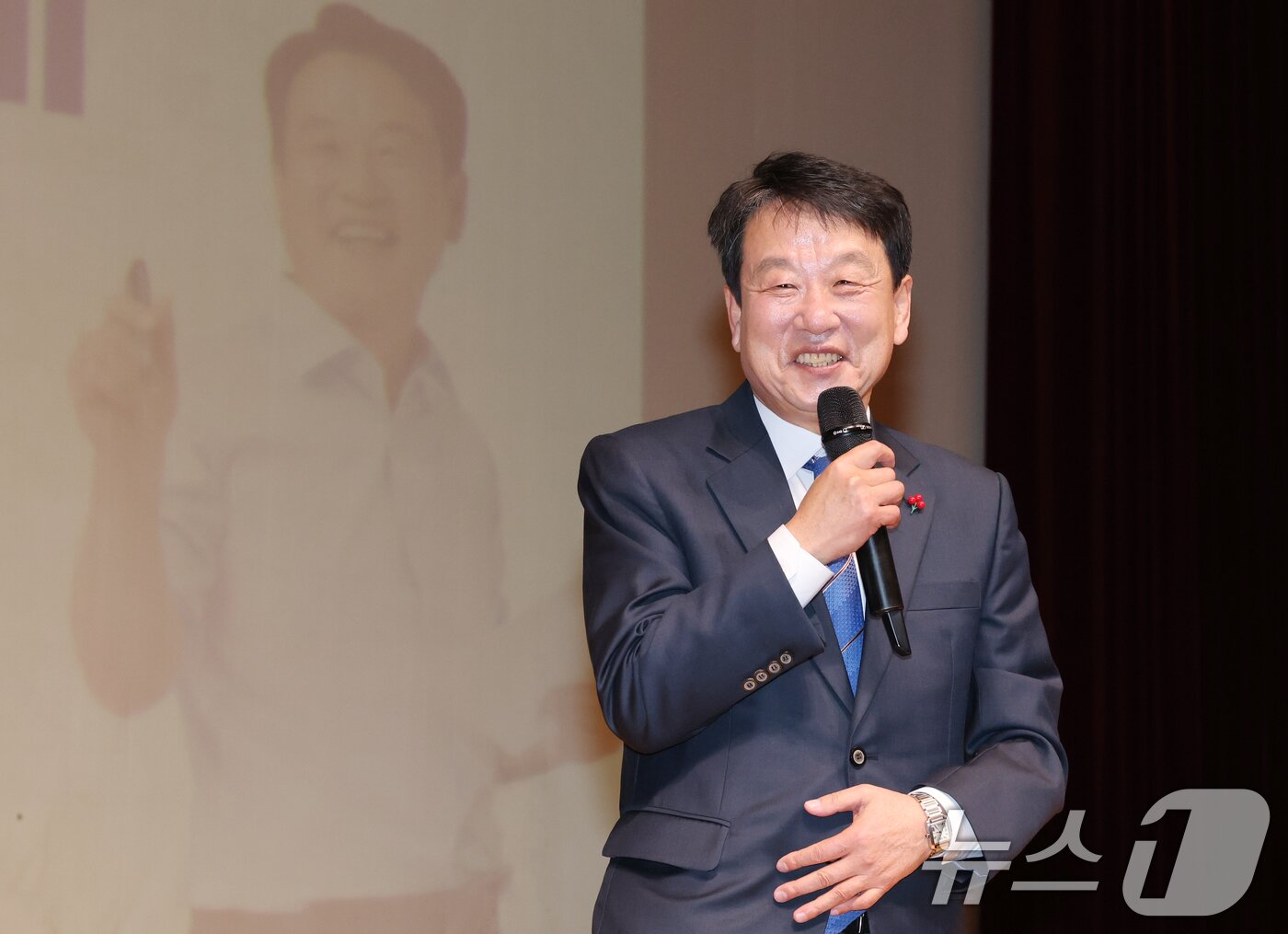 본문 이미지 - 김한수 전 배재대 부총장이 17일 대전 서구 배재대에서 열린 출판기념회에서 인사말을 하고 있다. ⓒ News1 김기태 기자