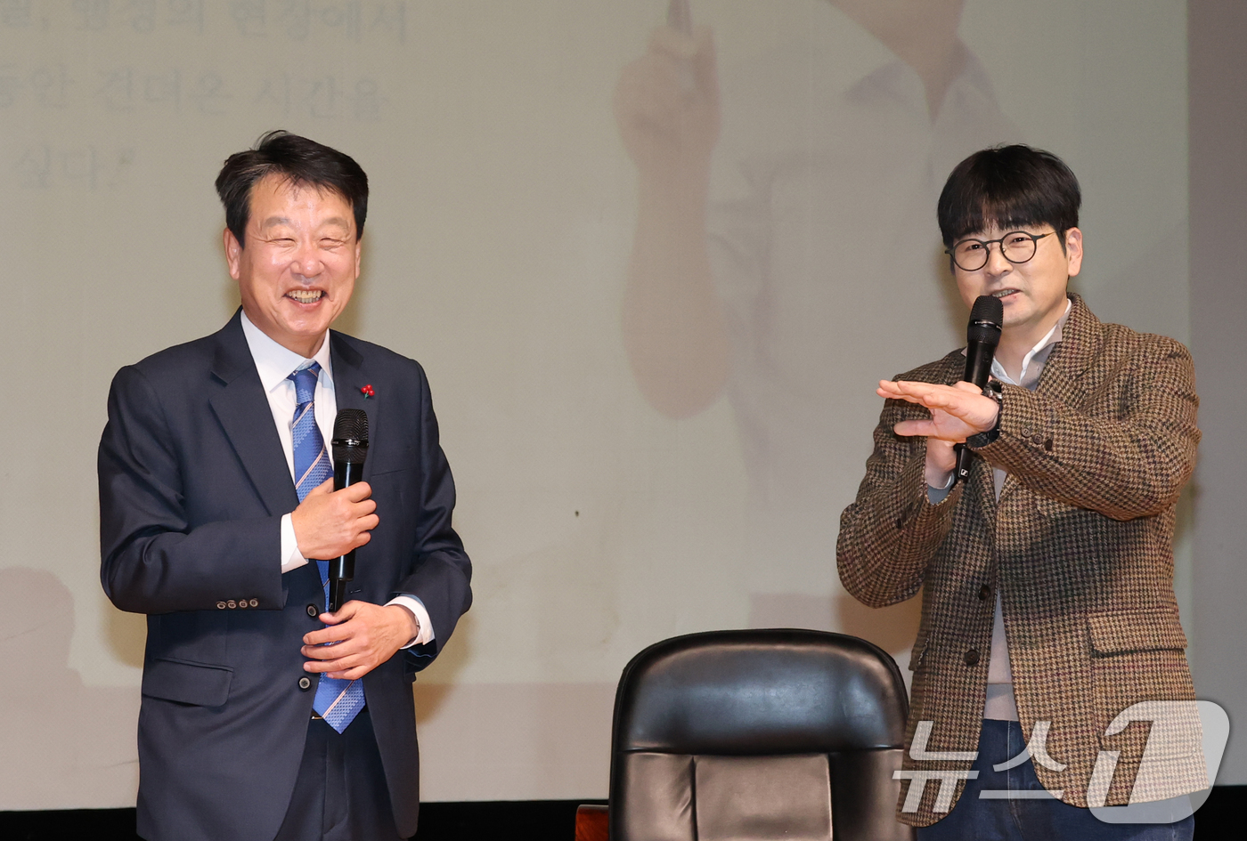 (대전=뉴스1) 김기태 기자 = 김한수 전 배재대 부총장이 17일 대전 서구 배재대에서 열린 출판기념회 일환으로 진행된 탁현민과 함께하는 북콘서트를 진행하고 있다. 2026.1.1 …