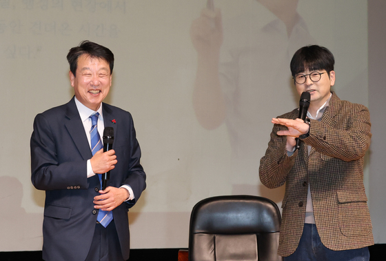 북콘서트 진행하는 탁현민