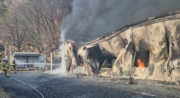 금산 배터리 부품 섬유공장서 화재 3시간 만에 진화…공장 2동 전소