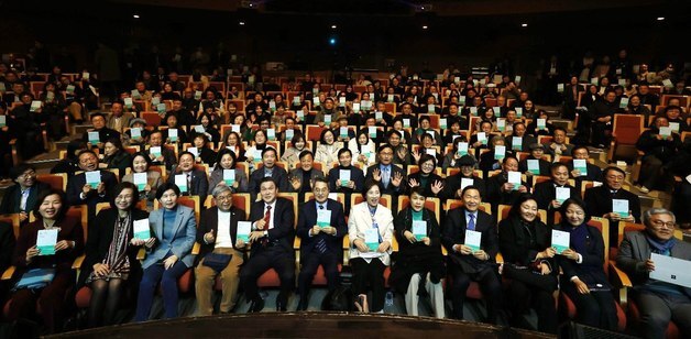 유은혜 “기술보다 아이 삶의 방향이 먼저”…'숨 쉬는 학교' 출간