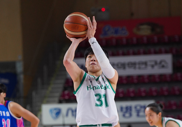 '진안 더블더블' 하나은행, 우리은행 잡고 6연승 선두 질주