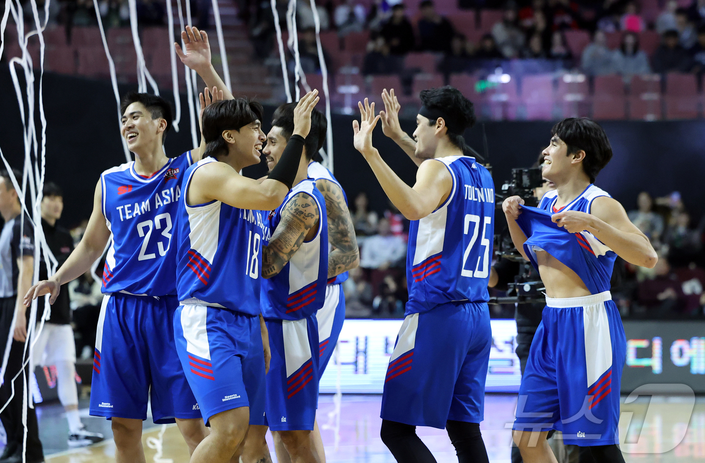 (서울=뉴스1) 김진환 기자 = 17일 오후 서울 송파구 잠실실내체육관에서 열린 2025-2026 LG전자 프로농구 올스타전 전야제 팀 아시아와 팀 루키의 경기, 82대79로 승리 …