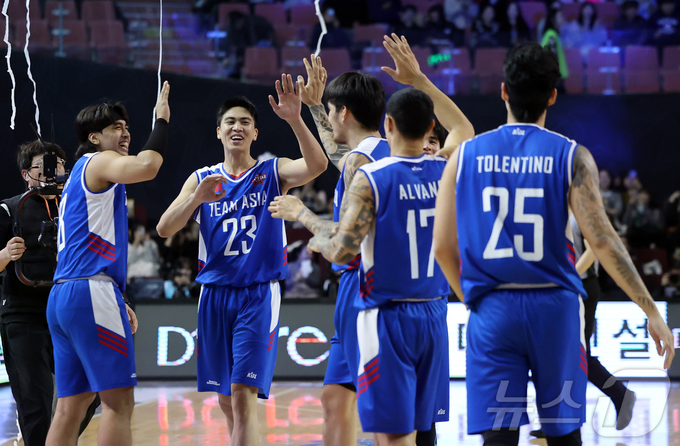 (서울=뉴스1) 김진환 기자 = 17일 오후 서울 송파구 잠실실내체육관에서 열린 2025-2026 LG전자 프로농구 올스타전 전야제 팀 아시아와 팀 루키의 경기, 82대79로 승리 …