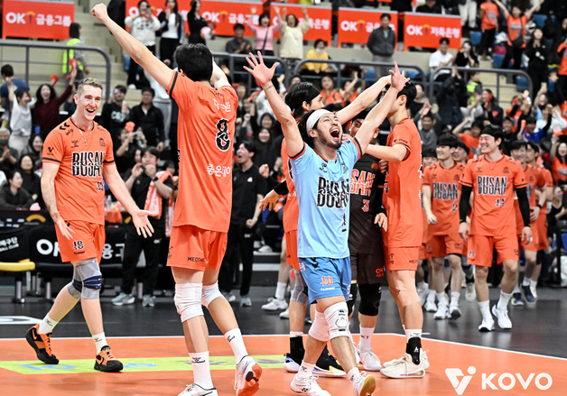 OK, 삼성화재에 0-2→3-2 역전승…도로공사는 페퍼 제압(종합)