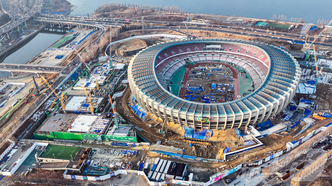 (서울=뉴스1) 김진환 기자 = 17일 오후 서울 송파구 잠실종합운동장 내 올림픽주경기장.지난 1988년 서울 올림픽 개최 이후 40여년 만에 리모델링 되는 올림픽주경기장은 202 …