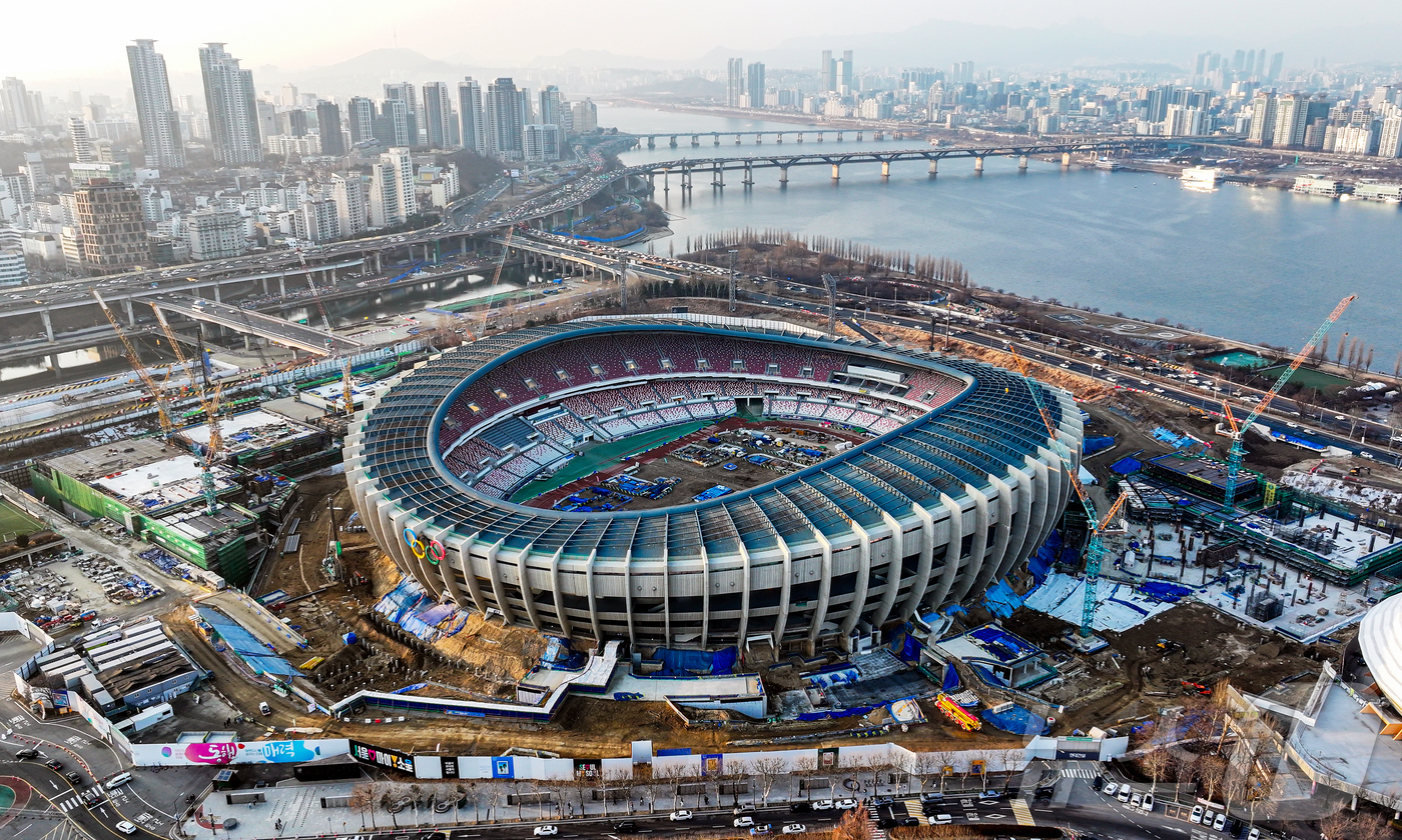 (서울=뉴스1) 김진환 기자 = 17일 오후 서울 송파구 잠실종합운동장 내 올림픽주경기장.지난 1988년 서울 올림픽 개최 이후 40여년 만에 리모델링 되는 올림픽주경기장은 202 …