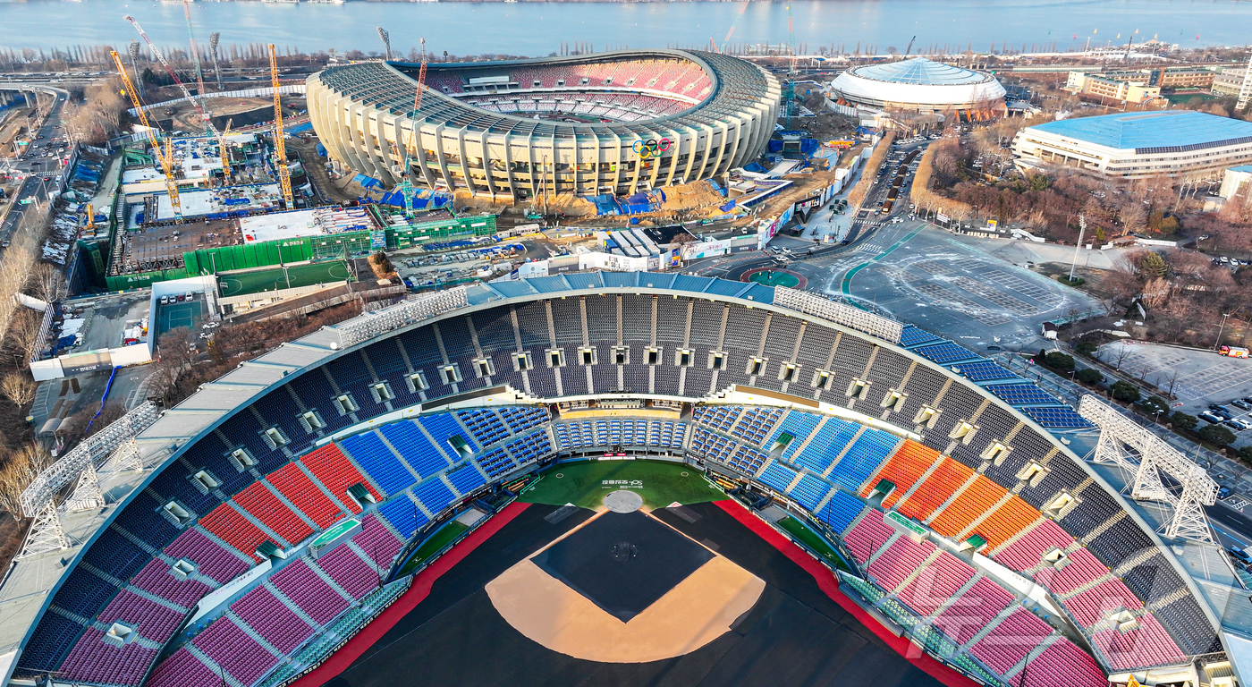 (서울=뉴스1) 김진환 기자 = 17일 오후 서울 송파구 잠실종합운동장 내 야구장과 올림픽주경기장.서울시는 2026년 12월 잠실야구장 철거 작업에 들어갈 예정이며 지난 1988년 …