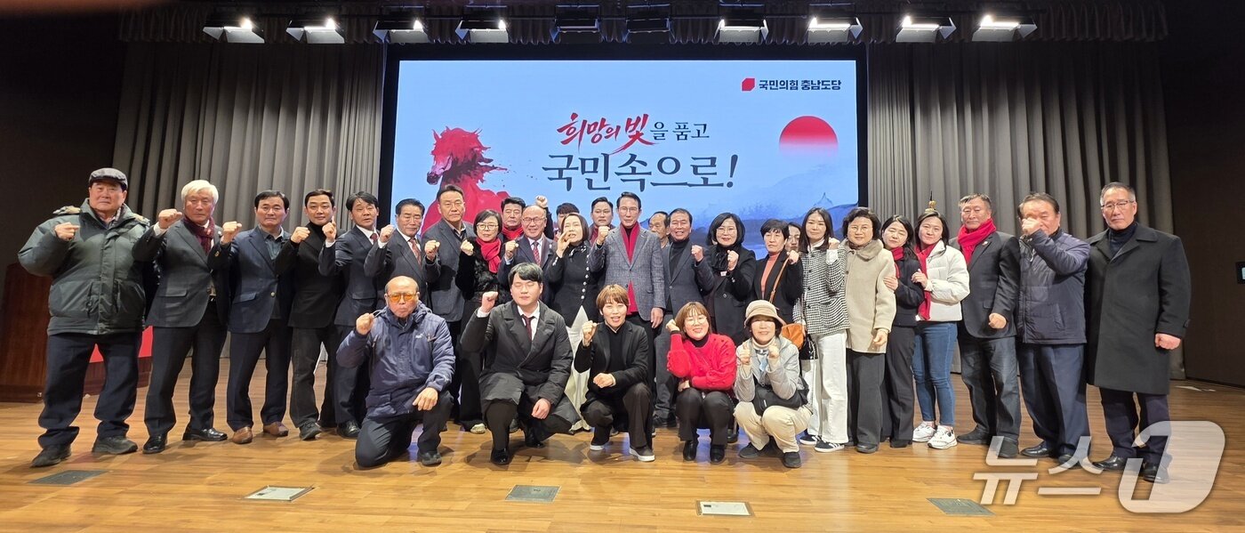 본문 이미지 - 지방선거 승리와 당 결집을 거듭 강조하며 화이팅을 외치는 당원들 모습(재판매 및 DB금지)2026.1.17/뉴스1 ⓒ news1 김태완 기자