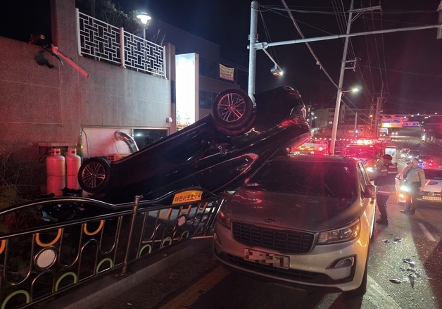 주차 중이던 車 5m 난간 아래로 '쿵'…인도 덮쳐 운전자 부상