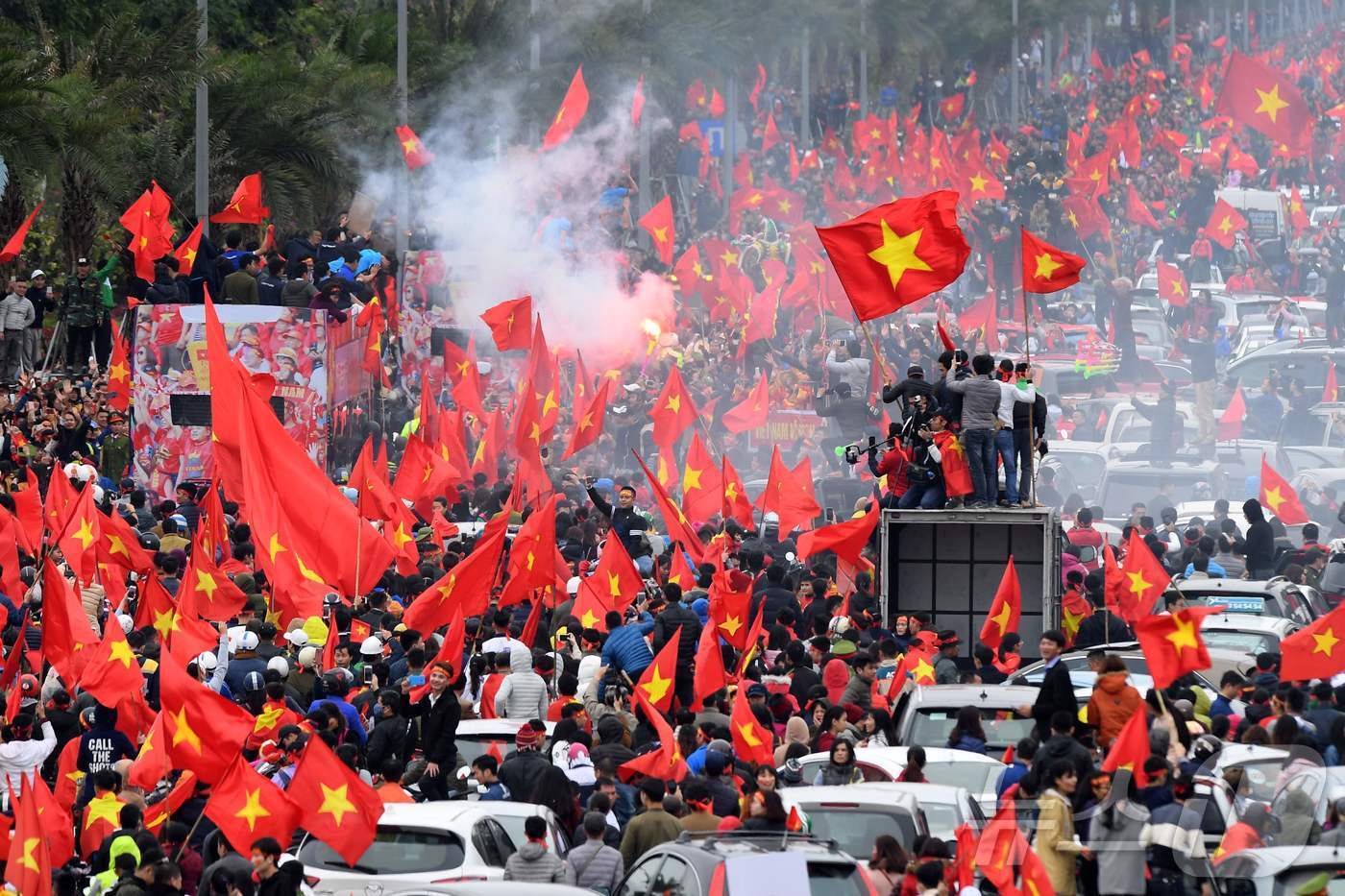 본문 이미지 - 베트남 국기를 흔드는 베트남 팬들 ⓒ AFP=뉴스1