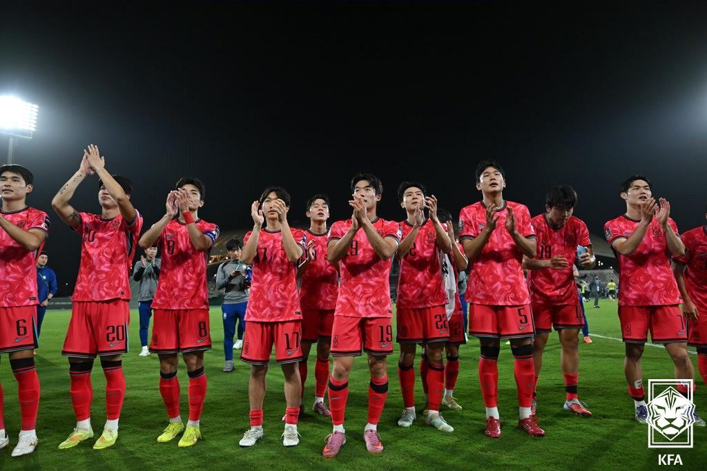 본문 이미지 - 승리 후 팬들 앞에서 인사하는 U23 대표팀(대한축구협회 ㅔㅈ공) 