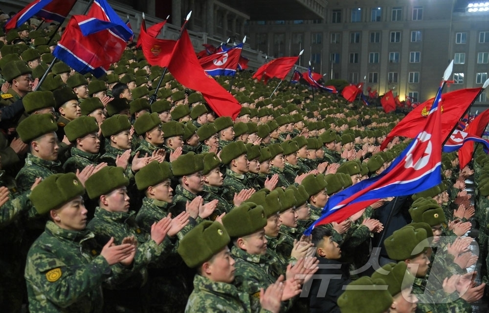 (평양 노동신문=뉴스1) = 북한 노동당 기관지 노동신문은 17일 청년학생들의 야회가 김일성광장에서 진행됐다고 18일 보도했다. [국내에서만 사용가능. 재배포 금지. DB 금지. …