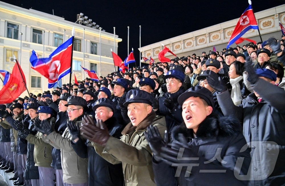 (평양 노동신문=뉴스1) = 북한 노동당 기관지 노동신문은 17일 청년학생들의 야회가 김일성광장에서 진행됐다고 18일 보도했다. [국내에서만 사용가능. 재배포 금지. DB 금지. …