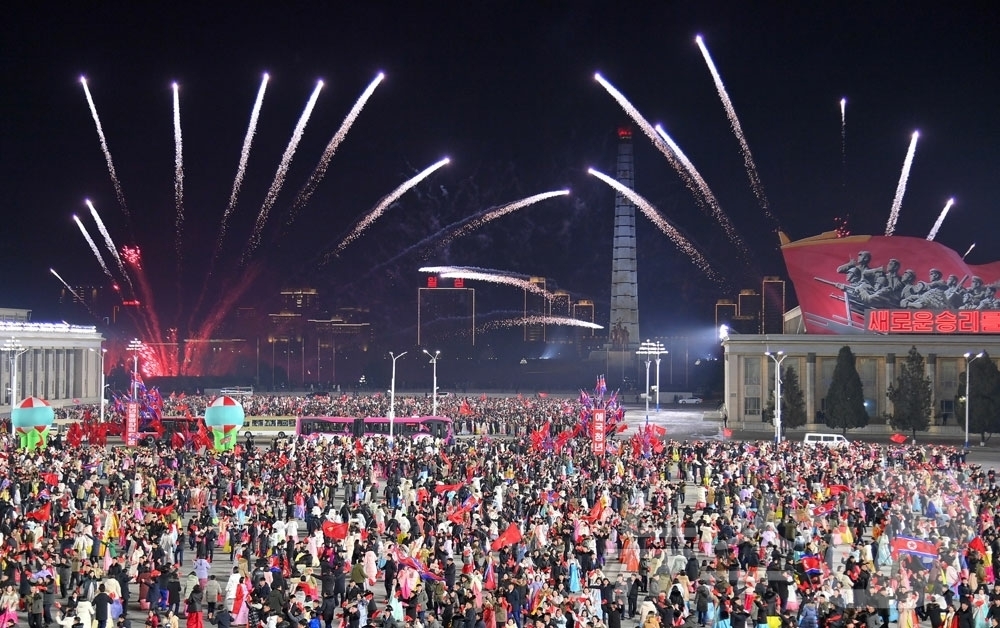 (평양 노동신문=뉴스1) = 북한 노동당 기관지 노동신문은 17일 청년학생들의 야회가 김일성광장에서 진행됐다고 18일 보도했다. [국내에서만 사용가능. 재배포 금지. DB 금지. …