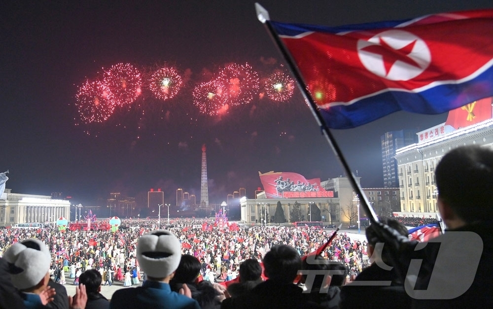 (평양 노동신문=뉴스1) = 북한 노동당 기관지 노동신문은 17일 사회주의애국청년동맹 결성 80주년을 맞아 청년학생들의 야회가 김일성광장에서 진행됐다고 18일 보도했다. [국내에서 …