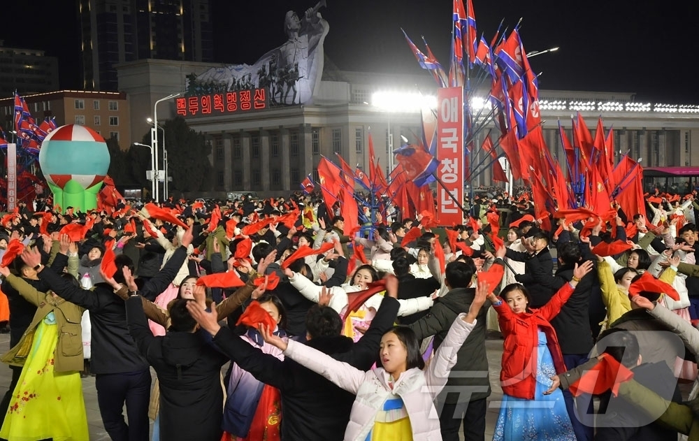 (평양 노동신문=뉴스1) = 북한 노동당 기관지 노동신문은 17일 사회주의애국청년동맹 결성 기념일을 맞아 청년학생들의 야회가 김일성광장에서 진행됐다고 18일 보도했다. [국내에서만 …