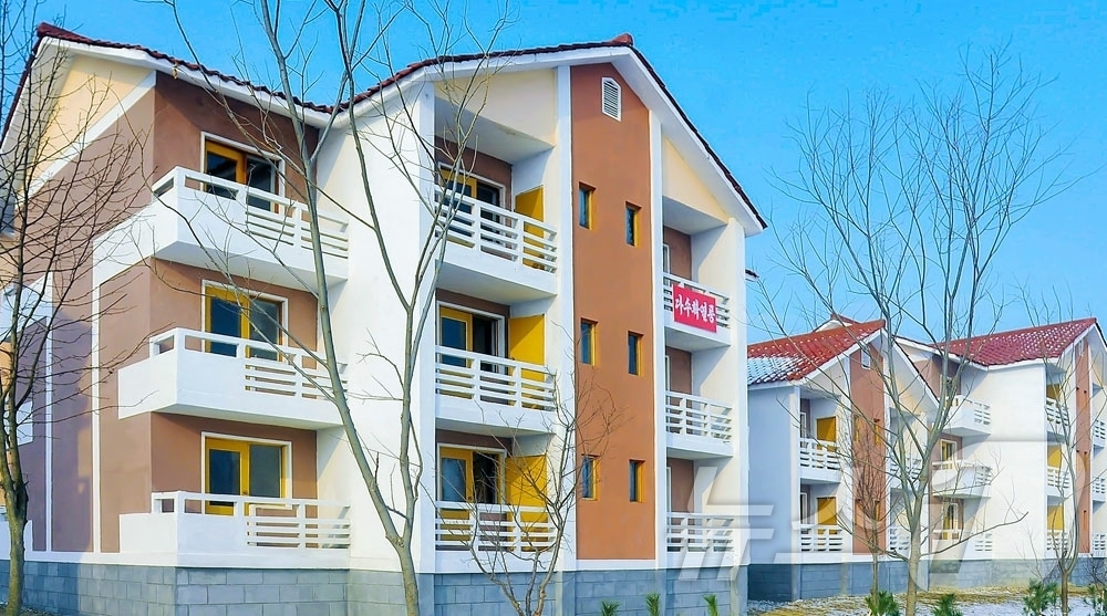 (평양 노동신문=뉴스1) = 북한 노동당 기관지 노동신문은 18일 항구구역 우산목화농장, 온천군 대령농장에서 살림집(주택) 입사모임이 진행됐다고 보도했다. [국내에서만 사용가능. …