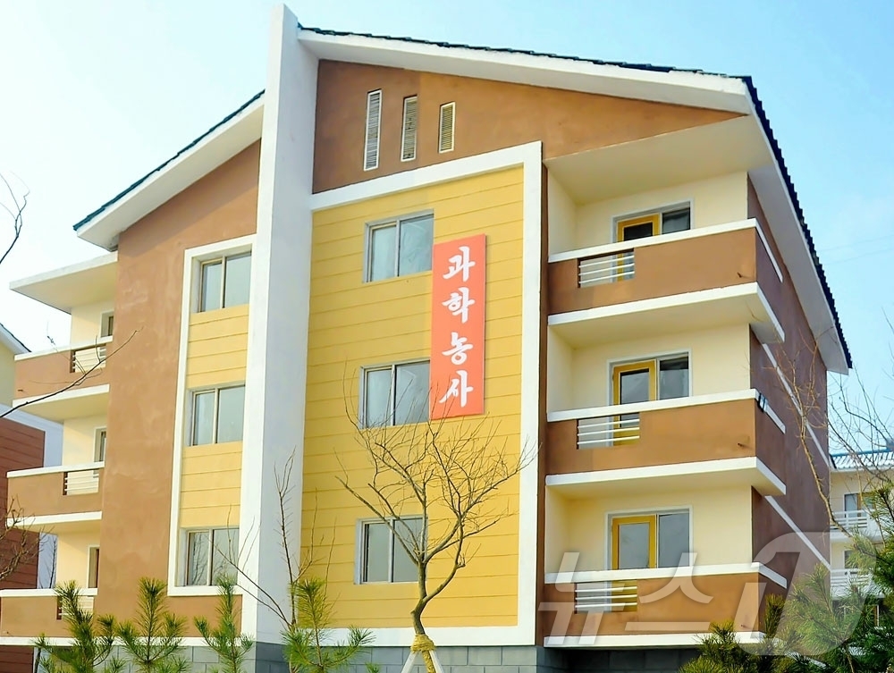 (평양 노동신문=뉴스1) = 북한 노동당 기관지 노동신문은 18일 항구구역 우산목화농장, 온천군 대령농장에서 살림집(주택) 입사모임이 진행됐다고 보도했다. [국내에서만 사용가능. …