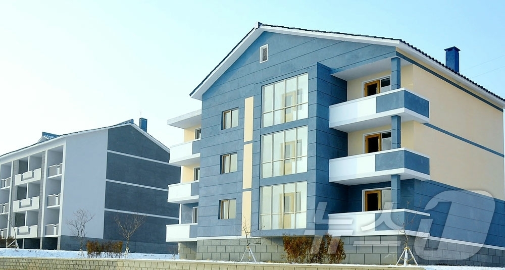 (평양 노동신문=뉴스1) = 북한 노동당 기관지 노동신문은 18일 항구구역 우산목화농장, 온천군 대령농장에서 살림집(주택) 입사모임이 진행됐다고 보도했다. [국내에서만 사용가능. …