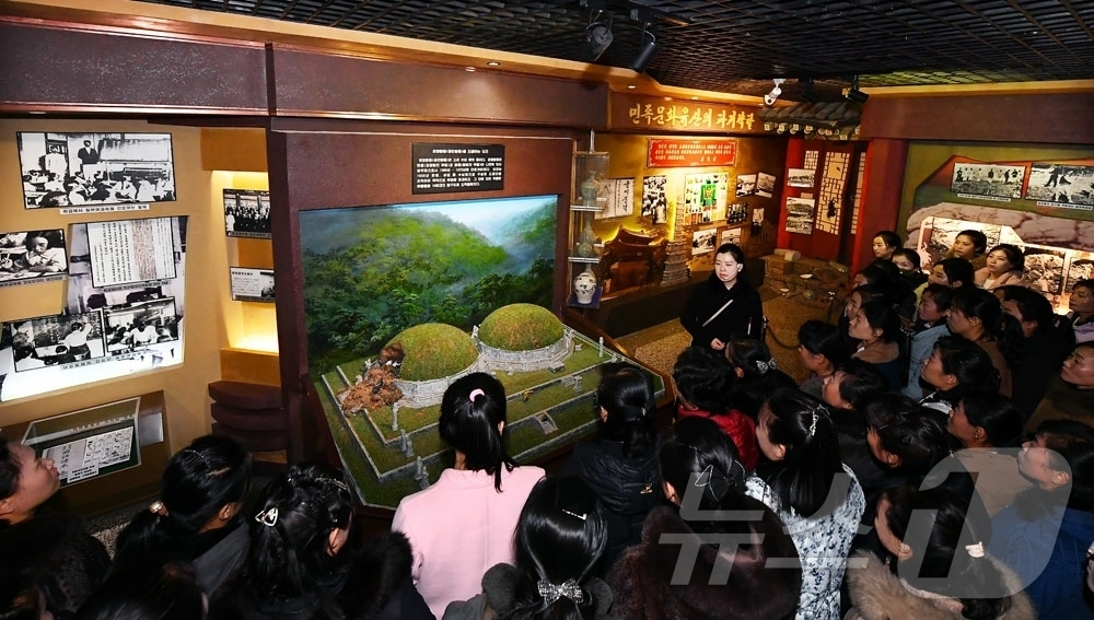 (평양 노동신문=뉴스1) = 북한 노동당 기관지 노동신문은 18일 중앙계급교양관을 방문한 주민들이 일제의 야만적인 범죄행위에 격분을 금치 못하고 있다며 "더욱 투철한 반제계급의식을 …