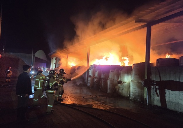 천안 비료공장서 불…1시간 52분 만에 진화