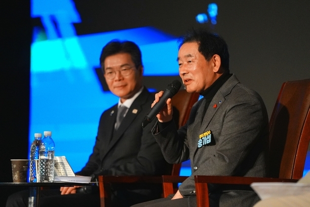 송기섭 진천군수 '벽을 뚫어 길을내다' 출판전시회 성료