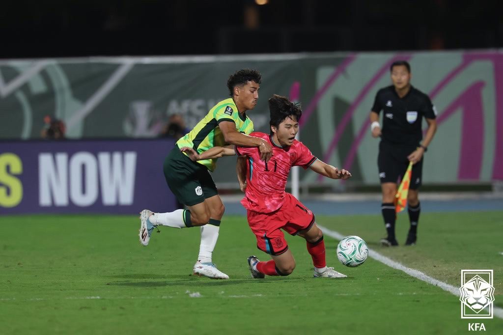 (서울=뉴스1) = 김용학이 18일(한국시간) 사우디아라비아 제다 킹 압둘라 스포츠시티홀 스타디움에서 열린 호주와의 2026 아시아축구연맹(AFC) U23 아시안컵 8강전에서 볼다 …