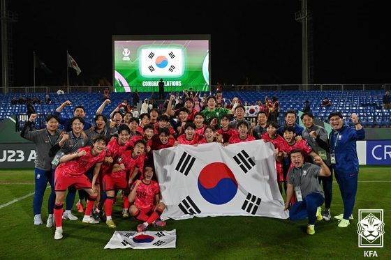 본문 이미지 - 대한민국 U23 축구대표팀 선수들이 18일(한국시간) 사우디아라비아 제다 킹 압둘라 스포츠시티홀 스타디움에서 열린 호주와의 2026 아시아축구연맹(AFC) U23 아시안컵 8강전에서 승리를 거둔 후 기념촬영을 하고 있다. (대한축구협회 제공. 재판매 및 DB 금지) 2026.1.18/뉴스1