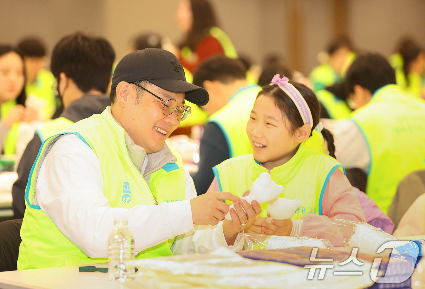 (서울=뉴스1) = 하나금융그룹은 지난 17일 명동 사옥에서 2026년 새해를 맞아 미혼모 가정을 위한 '영유아 장난감 만들기' 임직원 봉사활동을 실시했다고 18일 밝혔다.이번 봉 …