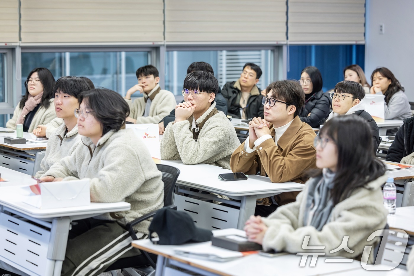 (서울=뉴스1) = ﻿SK텔레콤은 지난 15일 한국인터넷진흥원(KISA), 나주교육지원청과 함께 나주시 중·고등학생을 대상으로 개인정보 특화 교육과 기업 탐방 프로그램을 진행했다고 …